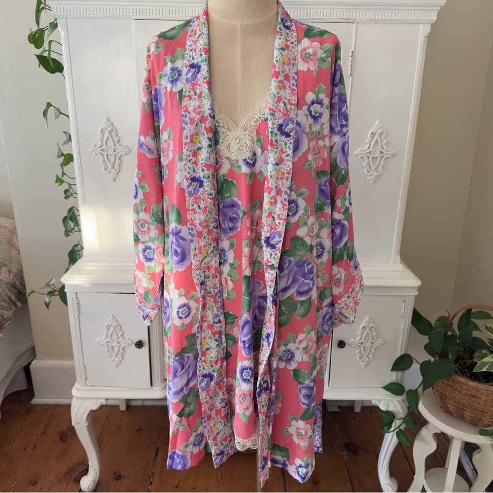 Vintage NWT 80’s 90’s Gold Label 
Victoria’s Secret Floral Lace Peignoir Set